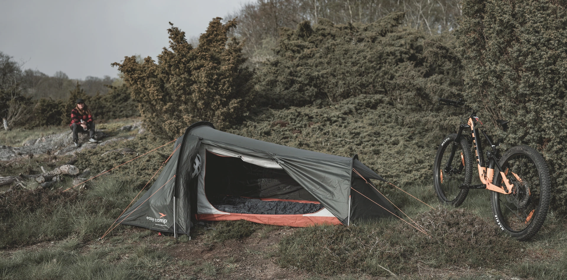 Easy Camp Tent Sarek 1 1 Easy Camp Sarek 1 120467 – Tenda túnel ultraleve para trekking & bikepacking, com espaço de armazenamento & recursos inteligentes.