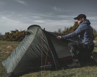 Easy Camp Tent Sarek 2 2 Easy Camp Sarek 2 – Tenda túnel para 2 pessoas com duas entradas e mosquiteiras, modelo 120468
