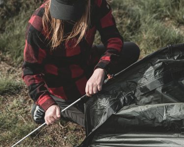 Easy Camp Tent Sarek 1 3 Easy Camp Sarek 1 120467 – Tenda túnel ultraleve para trekking & bikepacking, com espaço de armazenamento & recursos inteligentes.
