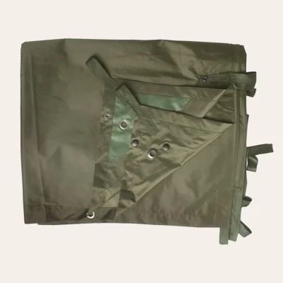 MIL-TEC Tarp Basha 14236001 – lona leve e impermeável (265x170 cm) com 3.500 mm de coluna de água, ilhós metálicos e molas de pressão para montagem flexível.