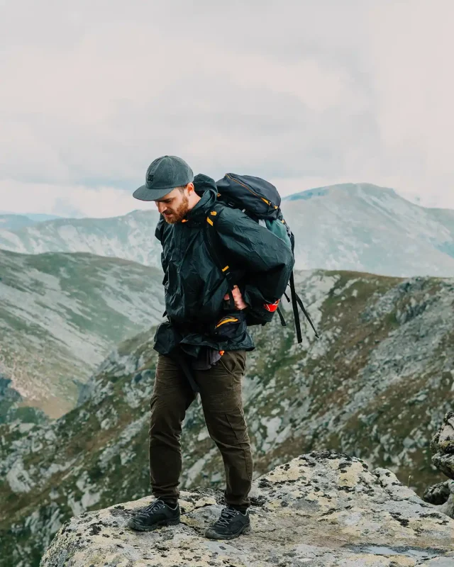 Vestuário e equipamento outdoor para homem para caminhadas e trekking