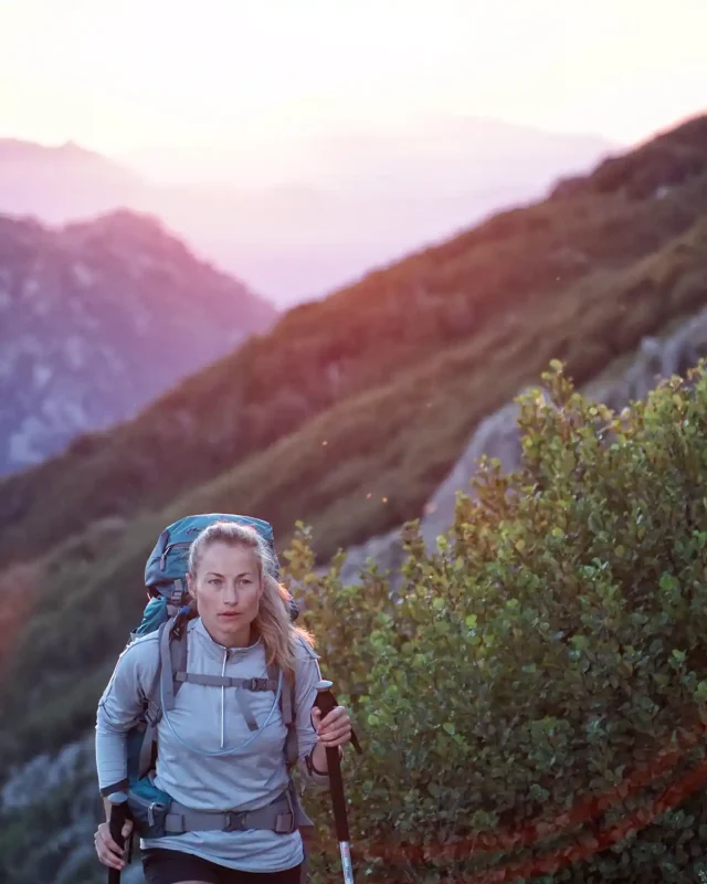 Roupa e equipamento outdoor para mulheres para caminhadas e trekking