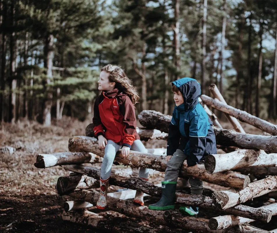 Roupa e equipamento outdoor para crianças para caminhadas e acampamentos