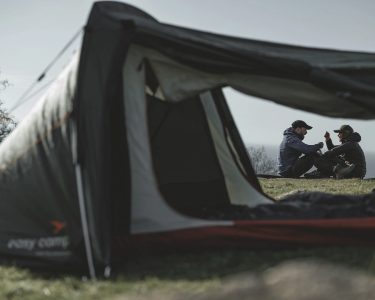 Easy Camp Tent Sarek 2 3 Easy Camp Sarek 2 – Tenda túnel para 2 pessoas com duas entradas e mosquiteiras, modelo 120468