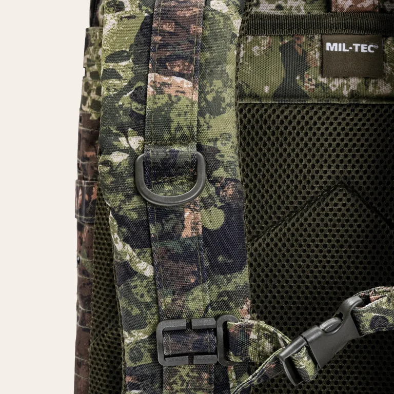 MIL-TEC US Assault Pack LG Laser Cut 14 Vista do um detalhe com sistema de transporte da Mochila MIL-TEC US Assault Pack SM Laser Cut em WASP I Z3A – mochila tática de 36 litros