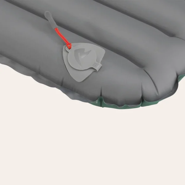 A válvula fechado do colchão isolante de trekking Robens HybridCore 60 A válvula fechado do colchão isolante de trekking Robens HybridCore 60