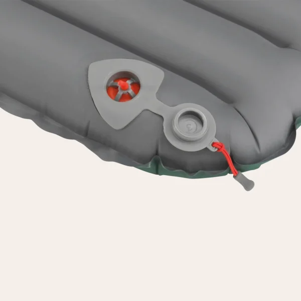A válvula aberto do colchão isolante de trekking Robens HybridCore 60 A válvula aberto do colchão isolante de trekking Robens HybridCore 60