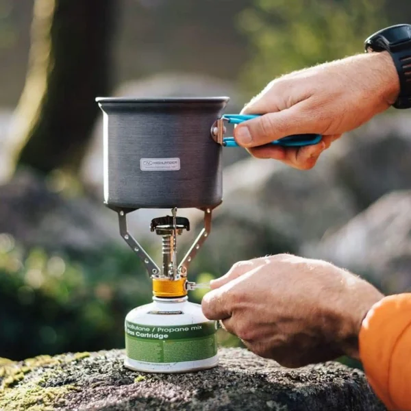 O fogão a gás dobrável Highlander Outdoor HPX100 Compact Stove O fogão a gás dobrável Highlander Outdoor HPX100 Compact Stove