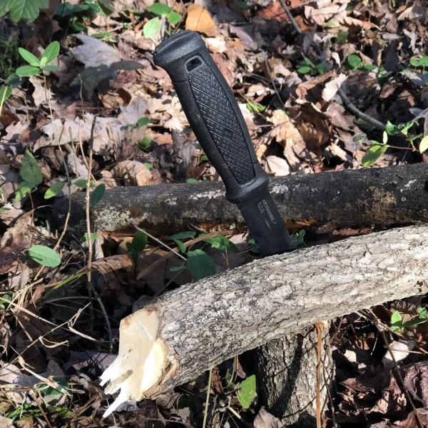 A faca Morakniv Garberg C BlackBlade aço carbono A faca Morakniv Garberg C BlackBlade aço carbono