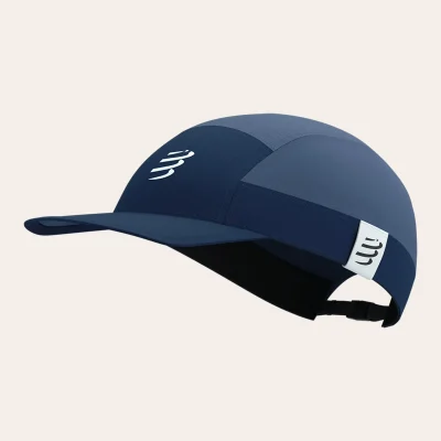 O Boné Compressport 5 Panel Light Cap com design respirável e pala flexível - ideal para desporto e caminhadas.