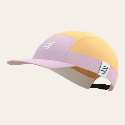O Boné Compressport 5 Panel Light Cap com design respirável e pala flexível - ideal para desporto e caminhadas.