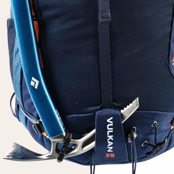 Highlander-Outdoor-Mochila-Vulkan-35-litros-RUC291-NB-10 Mochila Vulkan 35L da Highlander Outdoor para passeios dinâmicos e montanhismo, com suporte para machado de gelo e sistema de costas Airvent