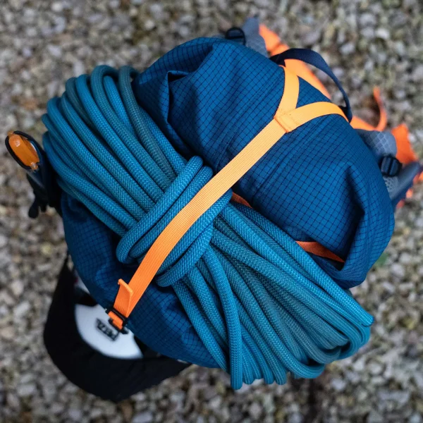 Highlander-Outdoor-Mochila-Vulkan-35-litros-RUC291-NB-15 Mochila Vulkan 35L da Highlander Outdoor para passeios dinâmicos e montanhismo, com suporte para machado de gelo e sistema de costas Airvent
