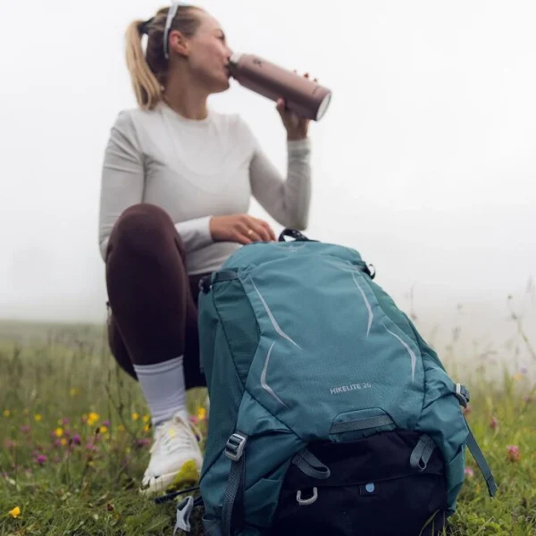 Osprey Hikelite 26 - lightweight, sustainable backpack for everyday use with mesh back