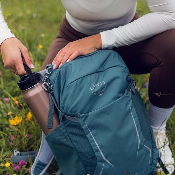 Osprey Hikelite 26 - lightweight, sustainable backpack for everyday use with mesh back