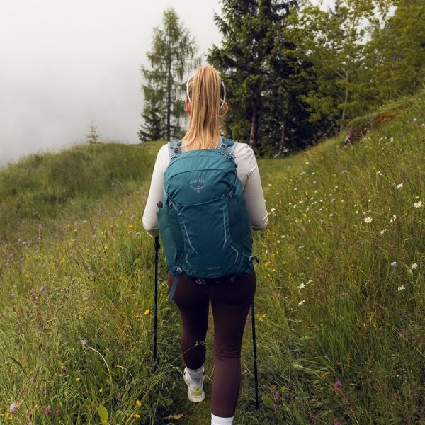 Osprey Hikelite 26 - lightweight, sustainable backpack for everyday use with mesh back