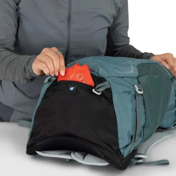 Osprey Hikelite 26 - lightweight, sustainable backpack for everyday use with mesh back