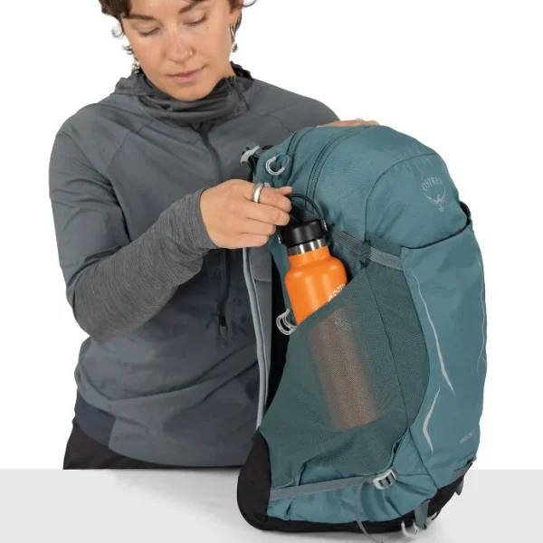 Osprey Hikelite 26 - lightweight, sustainable backpack for everyday use with mesh back