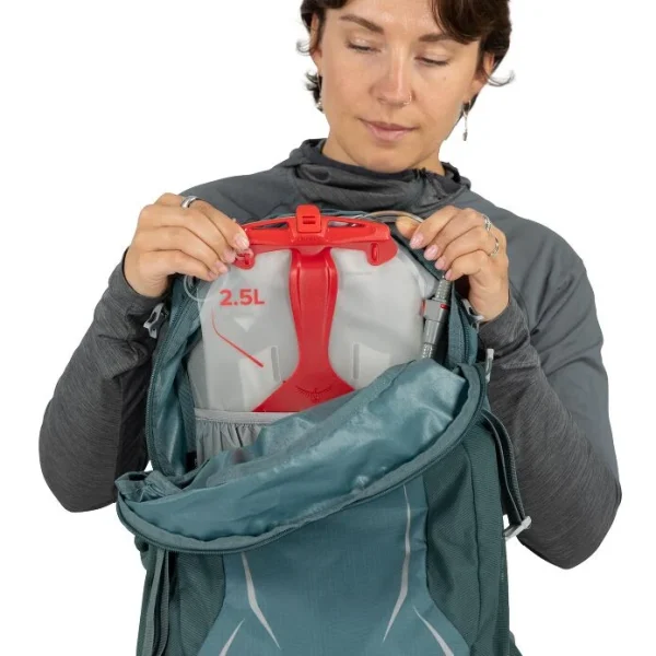 Osprey Hikelite 26 - lightweight, sustainable backpack for everyday use with mesh back