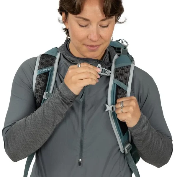 Osprey Hikelite 26 - lightweight, sustainable backpack for everyday use with mesh back