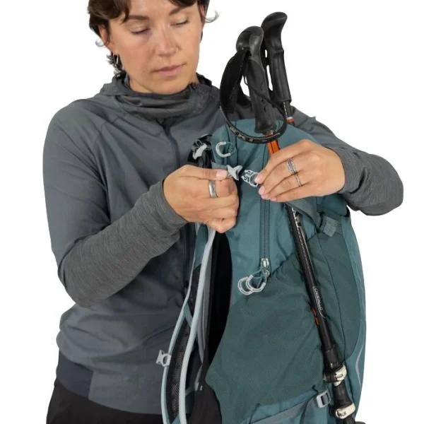 Osprey Hikelite 26 - lightweight, sustainable backpack for everyday use with mesh back
