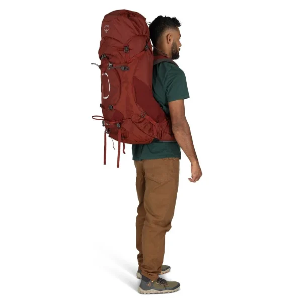 Mochila de trekking Osprey Aether com painel traseiro AirScape e cinto e alças Custom Fit-on-the-Fly.