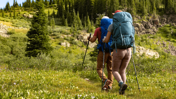 Mochila de trekking Osprey Rook 50 com sistema AirSpeed, compartimento para saco de dormir e capa de chuva integrada para caminhadas e trekking.