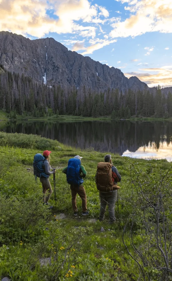 Mochila de trekking Osprey Rook 50 com sistema AirSpeed, compartimento para saco de dormir e capa de chuva integrada para caminhadas e trekking.