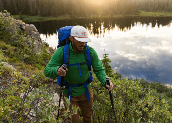 Mochila de trekking Osprey Rook 50 com sistema AirSpeed, compartimento para saco de dormir e capa de chuva integrada para caminhadas e trekking.