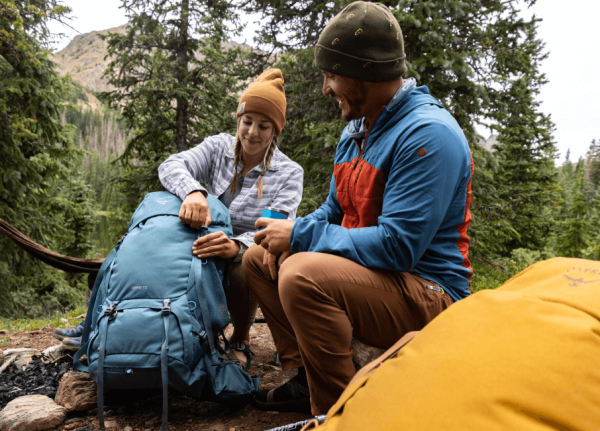 Mochila de trekking Osprey Rook 50 com sistema AirSpeed, compartimento para saco de dormir e capa de chuva integrada para caminhadas e trekking.