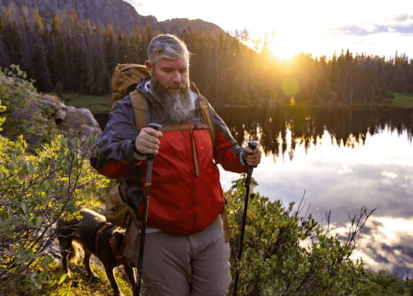 Mochila de trekking Osprey Rook 50 com sistema AirSpeed, compartimento para saco de dormir e capa de chuva integrada para caminhadas e trekking.