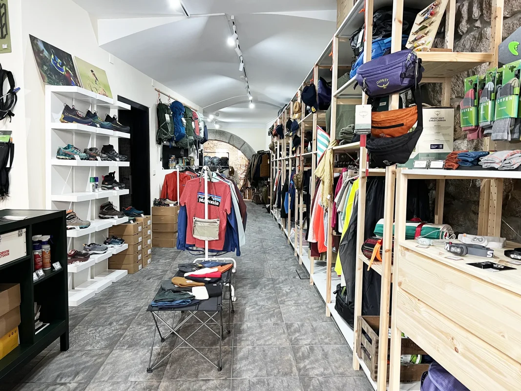 Loja de artigos desportivos e para atividades ao ar livre em Viana do Castelo, com equipamento para caminhadas, acessórios para campismo e equipamento para o Caminho de Santiago.