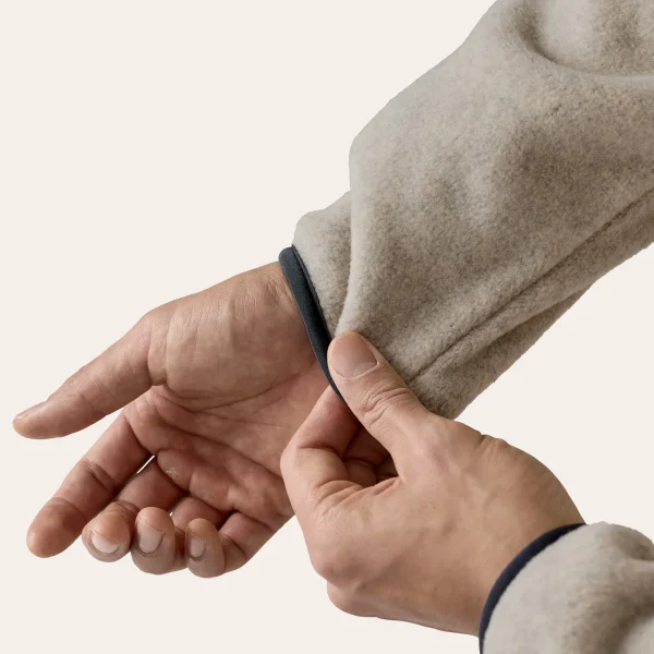 Patagonia Lightweight Synchilla Snap-T Fleece sweatshirt in recycled polyester - light and warm for outdoor activities and everyday use.