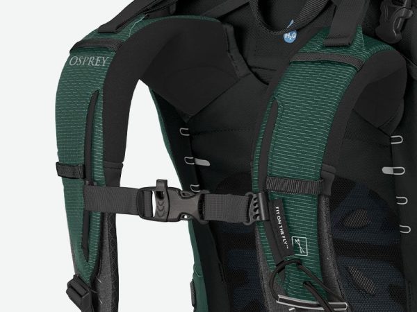 Mochila de trekking Osprey Aether com painel traseiro AirScape e cinto e alças Custom Fit-on-the-Fly.