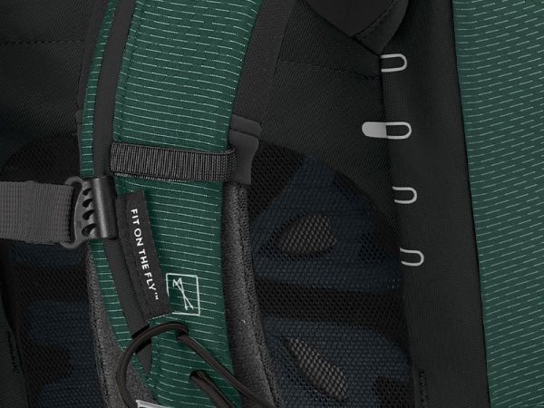 Mochila de trekking Osprey Aether com painel traseiro AirScape e cinto e alças Custom Fit-on-the-Fly.