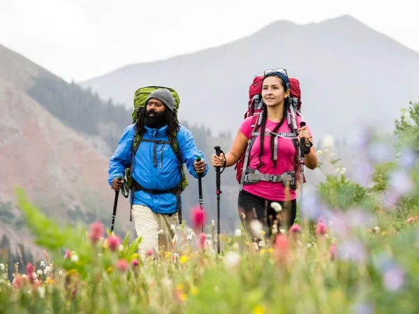 Mochila de trekking Osprey Aether com painel traseiro AirScape e cinto e alças Custom Fit-on-the-Fly.