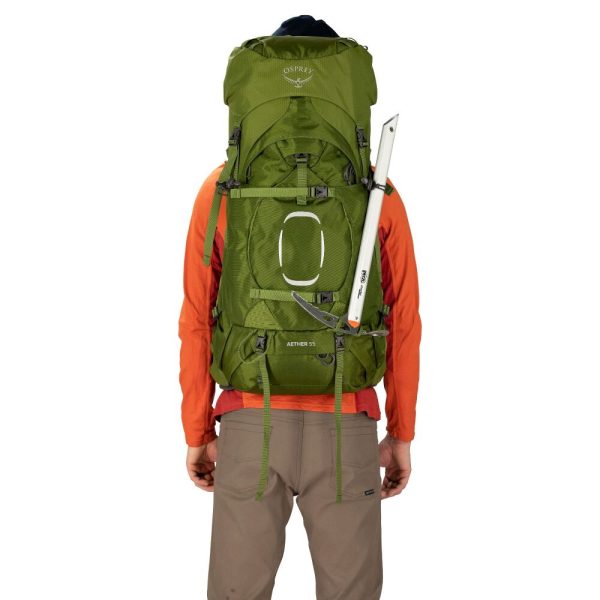 Mochila de trekking Osprey Aether com painel traseiro AirScape e cinto e alças Custom Fit-on-the-Fly.