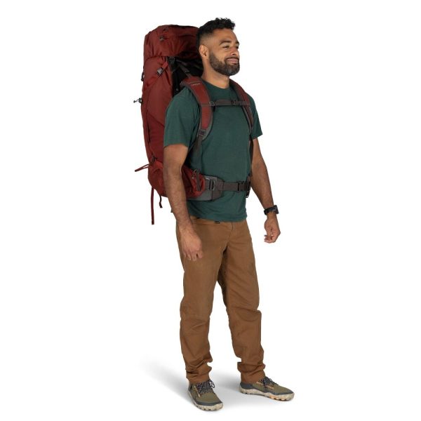 Mochila de trekking Osprey Aether com painel traseiro AirScape e cinto e alças Custom Fit-on-the-Fly.