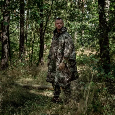 Poncho MIL-TEC Ripstop impermeável em padrões PhantomLeaf WASP I Z1B, WASP I Z2 e WASP I Z3A para uso outdoor, trekking e bushcraft.