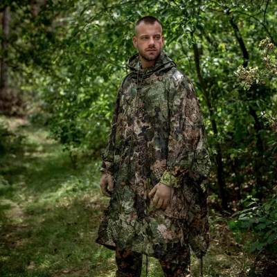 Poncho MIL-TEC Ripstop impermeável em padrões PhantomLeaf WASP I Z1B, WASP I Z2 e WASP I Z3A para uso outdoor, trekking e bushcraft.