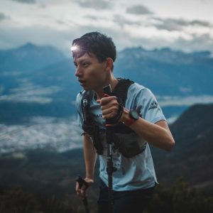 Silva Smini Fly lanterna frontal ultraleve 38,5 g 250 lúmenes com fita minimalista para trail running e trekking.