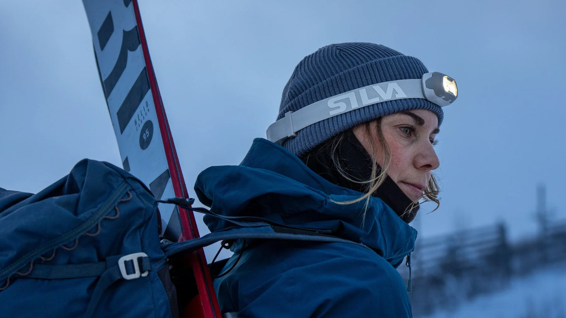 Lanterna frontal Silva Seek 420 com 420 lúmenes, tecnologia híbrida e modo de luz vermelha para atividades ao ar livre, trekking e campismo.