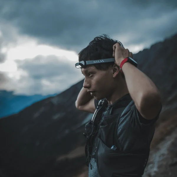 Silva Smini w. Rear Light lanterna frontal ultraleve 250 lúmenes com luz traseira para corrida trail running e outdoor.