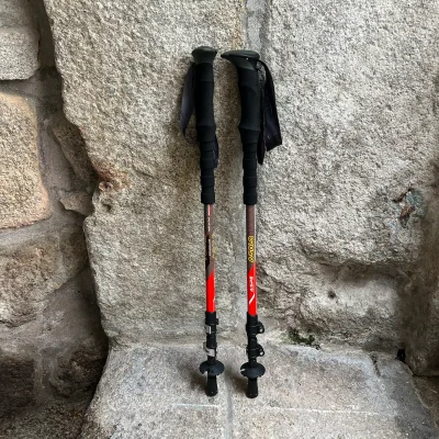 Bastões de trekking Asolo Aspe QL em alumínio 7075 com sistema Quick Lock e punho EVA ergonómico para caminhadas e trilhos