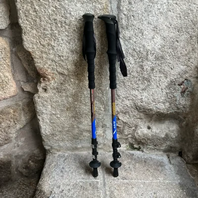Bastões de trekking Asolo Aspe QL em alumínio 7075 com sistema Quick Lock e punho EVA ergonómico para caminhadas e trilhos