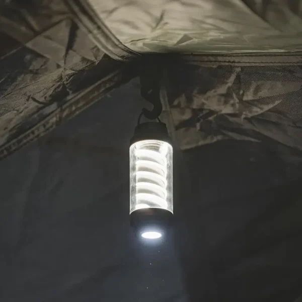 Lanterna compacta Easy Camp Wintergreen Compact Lantern para campismo e trekking com tripé e luz LED recarregável
