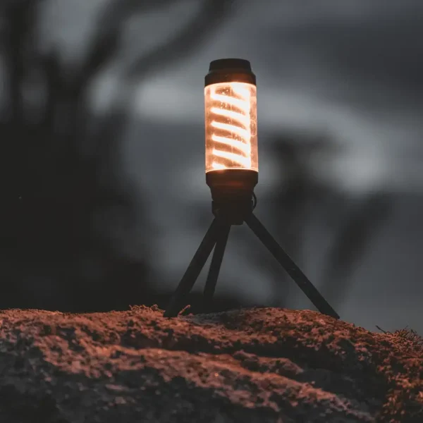 Lanterna compacta Easy Camp Wintergreen Compact Lantern para campismo e trekking com tripé e luz LED recarregável