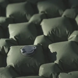 Colchão insuflável leve Easy Camp Golden Eagle Regular para campismo, trekking e viagens com construção em nylon TPU e tamanho compacto