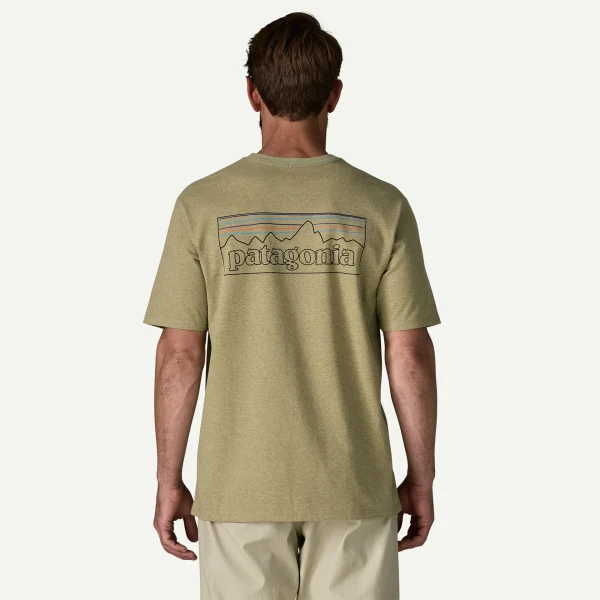 Patagonia P-6 Logo Responsibili-Tee t-shirt sustentável em algodão reciclado e poliéster reciclado para atividades ao ar livre e uso diário