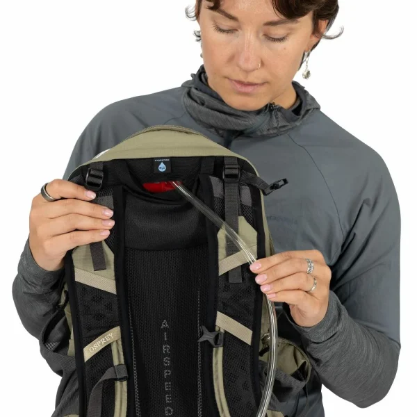 Osprey Hikelite 18 - lightweight hiking backpack with AirSpeed back system